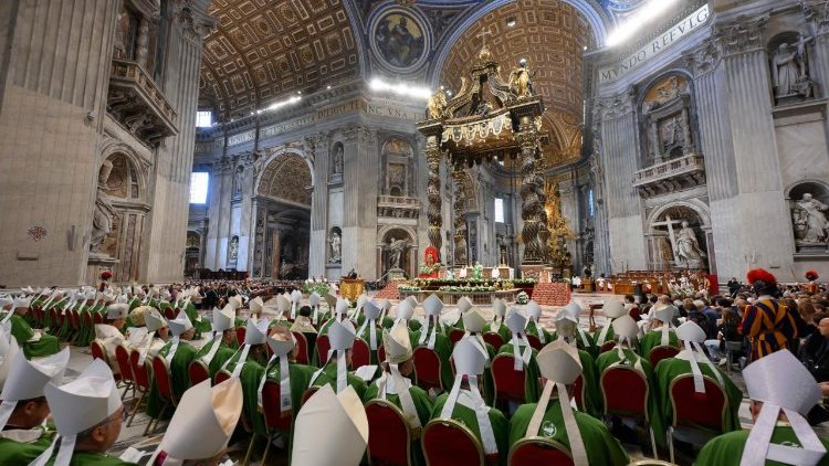 Missa na Basílica Vaticana para os participantes das equipes sinodais Missa na Basílica Vaticana para os participantes das equipes sinodais